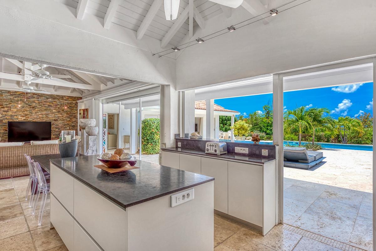 St Martin luxury Villa - Kitchen open onto the terrace